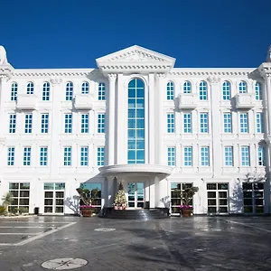 Hotel Britania, Kamez